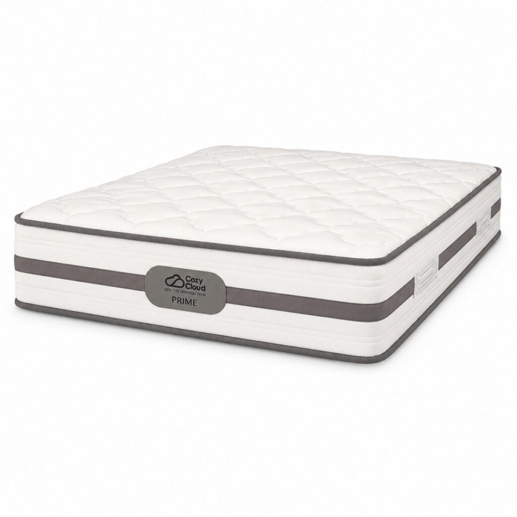 מזרן ויסקו Cozy Cloud PRIME בתצוגת סטודיו בזווית שלושה רבעים עם שכבת נוחות עליונה, דופן לבנה ופס אפור